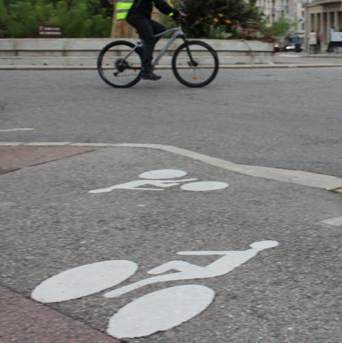 Pochoir velo piste cyclable sur route